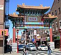 Chinatown (Philadelphia), buen er bygd i stilen til Qing-dynastiet, og med takstein fra Philadelphias vennskapsby, Tianjin, Kina