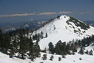 残雪期に西側のピークから望む日照岳の山頂部