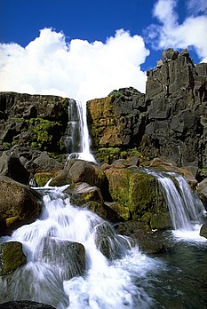 Cascade d’Öxaráfoss (parc national de Þingvellir, Islande). (définition réelle 1 995 × 2 977*)