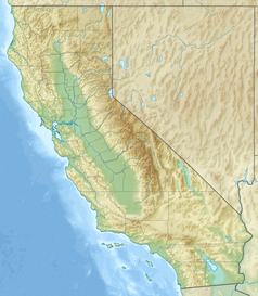 Mapa konturowa Kalifornii, blisko dolnej krawiędzi po prawej znajduje się owalna plamka nieco zaostrzona i wystająca na lewo w swoim dolnym rogu z opisem „Salton Sea”