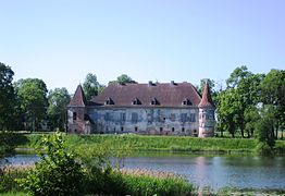 El castillo y el lago Siesikai.