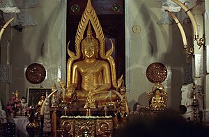 English: Tooth Temple, Kandy,Sri Lanka Polski: Świątynia Zęba Buddy - wyposażenie tej sali ofiarowane zostało przez Królestwo Tajlandii