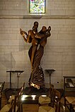 Jésus ressuscité avec Marie et saint Jean, sculpture en chêne de Jozef Pirz.