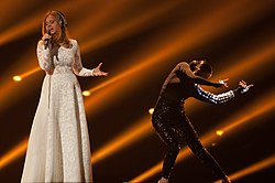 Laulaja Marjetka Vovk ja taustatanssija esittämässä kappaletta Eurovision laulukilpailun harjoituksissa.