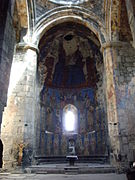 Altar principal de la iglesia y murales