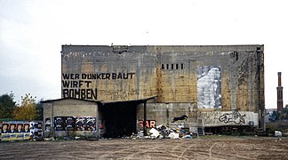 Bunker WWII dekat Anhalter Bahnhof ( Berlin ) dengan tulisan grafiti Wer Bunker baut, wirft Bomben (mereka yang membuat bunker, melempar bom)