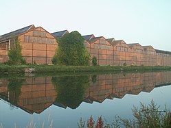 Les forges de Clabecq le long du canal.