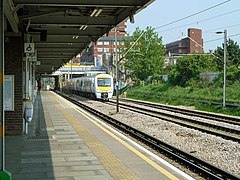 Een trein van C2C op de Pitsearoute bij Dagenham Heathway.