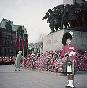 La reine Élisabeth (la Reine mère) déposant une couronne de fleurs au Monument commémoratif de guerre du Canada, Ottawa (Ontario).jpg