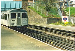 Een metro naar Uxbridge verlaat het station op 1 april 1994.