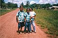 Schoolmeisjes op de doorgaande weg in Bigi Poika