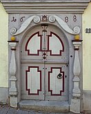 Barockes Holzportal mit Balustern, Voluten und Muschelwerk in Schwäbisch Hall