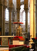 La statue de sainte Foy tenant des roses, exposée dans l'abbatiale le jour de la Sainte Foy (octobre 2010).