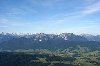 Blick aus Flugzeug zum Staufen: In der Mitte ist deutlich der Hochstaufen zu erkennen, der linke Ausläufer ist der Vorderstaufen und das Massiv rechts ist der Zwiesel. Unten links sind die Wälder des Högl sichtbar. Ganz hinten links befindet sich der Hochkalter und sein Gebirgsmassiv. Zwischen Staufen und Zwiesel sieht man in der Ferne die Loferer Steinberge. Rechts hinten erhebt sich das Sonntagshorn.