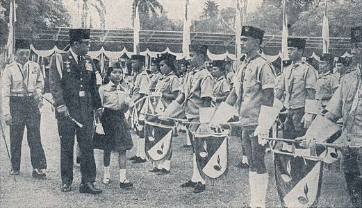 Sukarno inspecting scouts