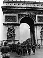 Tropes alemanyes desfilen per l'Arc del Triomf de Paris
