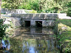 Vieux pont sur l'Aunette, en bas du village de Chamant.