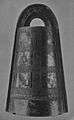 Type III : dōtaku à motifs zoomorphes et anthropomorphes, musée national de Tokyo[10]. H. 42,7 cm. IIe – Ier siècle AEC, déb. Yayoi Moyen. Sakuragaoka (Hyogo).