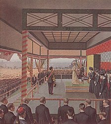 聖徳記念絵画館壁画『赤十字社総会行啓』（湯浅一郎筆、日本赤十字社奉納）明治35年（1902年）10月21日に上野公園で開催された日本赤十字社第11回総会に行啓した純白の西洋ドレスを身に包む美子皇后（壇上）。皇后の前方に直立するのは小松宮彰仁親王。手前は大臣（右）や外国の使臣（左）ら[16]。