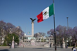 Exedra y bandera de México en la plaza principal de Aguascalientes 02.jpg