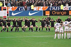 Die All Blacks besig om die Haka uit te voer voor 'n wedstryd teen Frankryk in 2006.