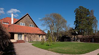 Museorakennuksen sivu ja oikealla näkyvä kahvilarakennus