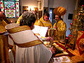 Bispo da Igreja Ortodoxa Russa em Duesseldorf utilizando omofório dourado durante Liturgia de São Jaime, visto por trás