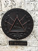 Escudo Nacional de El Salvador en la pared curva de La Antorcha de la Amistad, un monumento ubicado en el centro de Miami, Florida, Estados Unidos.