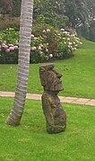 Ein kleiner Moai (keine Replik) steht im Garten der Sommerresidenz der chilenischen Präsidenten in Viña del Mar