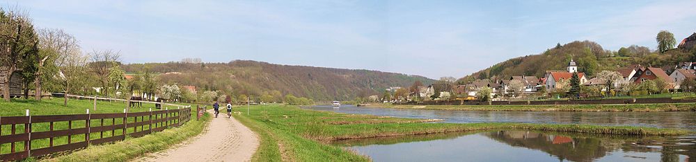 Schön zu fahren: Der Weserradweg bei Würgassen (liegt links). Rechts am anderen Ufer ist Herstelle zu sehen