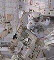 L'astronauta Andrew Feustel durante la prima passeggiata spaziale