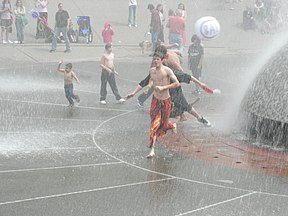 English: Children playing in the International Fountain