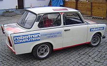 Východoněmeckou ikonou se naopak stal automobil Trabant. Zde jako firemní vozidlo firmy Robotron, která vyráběla ve Východním Německu počítače.
