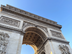 Vue artistique de l'arc de triomphe de l'Étoile à Paris.png