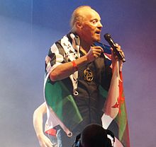 Alan Stivell, envuelto en una bandera que representa las naciones celtas durante uno de sus conciertos.