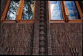 Amsterdam - Prins Hendrikkade - Scheepvaarthuis 1913-16 by Jo van der Mey (enlarged 1926-28)- Panorama View SW & Up on granite & brick sculptures - Amsterdam School brick architecture 04.jpg