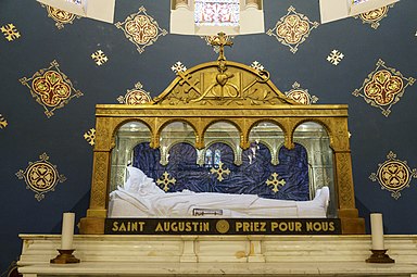 statue de marbre dans une boîte dorée