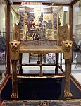 El Trono de Tutankamon; 1336–1327 BC; madera recubierta con placas de oro, plata, piedras semi preciosas, loza, vidrio y bronce: 1 m; Museo Egipcio (Cairo)