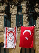 1983'ten beri, Kuzey Kıbrıs'ta Türk bayrağı her zaman KKTC bayrağının yanında dalgalanır.