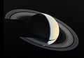 Zdjęcie Saturna i jego pierścieni wykonane po minięciu przez sondę orbity planety