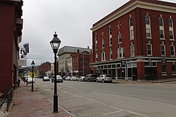 Pemandangan Water Street (US 201) di jantung kota historis.