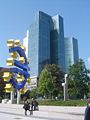 Frankfurt, centro financeiro da Unión Europea (un exitoso exemplo de integración supranacional no continente máis devastado polas guerras ata a primeira metade do século XX), exemplifica a moderna sociedade posindustrial ou da información, froito da evolución tecnolóxica na súa última fase (aplicación masiva da informática e as telecomunicacións).