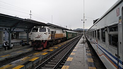 Kereta api Mutiara Selatan melintas langsung Stasiun Cicalengka, 2019