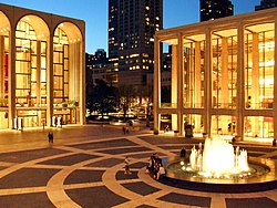 A Metropolitan Opera balról és a Lincoln Center emblematikus szökőkútja, a Charles H. Revson szökőkút