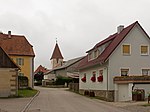 Mitteldachstetten, straatgezicht met toren van de evangelische kerk