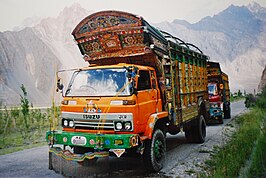 Een Pakistaanse vrachtwagen op de Karakoram Highway; op de achtergrond de Nanga Parbat