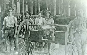 State militiamen posing in front of a Gatling gun, Pensacola streetcar strike 1908.jpg