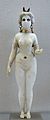 Statuette en albâtre d'une déesse nue, avec des ornements en bronze doré et rubis, provenant d'un tombeau de Babylone, Ier siècle av. J.-C. − Ier siècle apr. J.-C. Musée du Louvre.