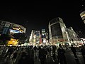 緊急事態宣言下、大型ビジョンが消灯した渋谷スクランブル交差点