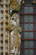 Gevel van de basiliek Sainte-Marie-Madeleine: beeld van Johannes de Evangelist.